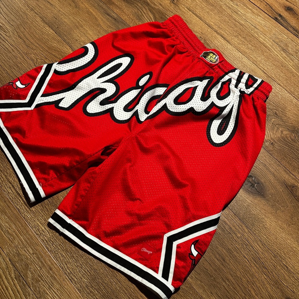 Mitchell & Ness Red Chicago Bulls Basketball Shorts Kids XL 18/20 - Picture 1 of 7